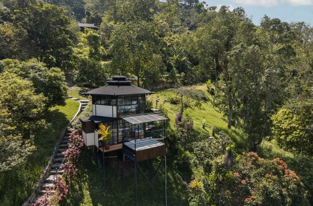 Green Oriental Resort grounds in La Vega, Cundinamarca, with tropical landscaping and Andean foothills behind